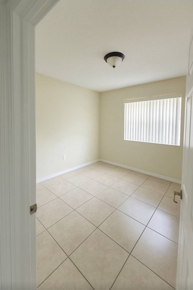 3372 Sw 24th St - Photo 5 of 6