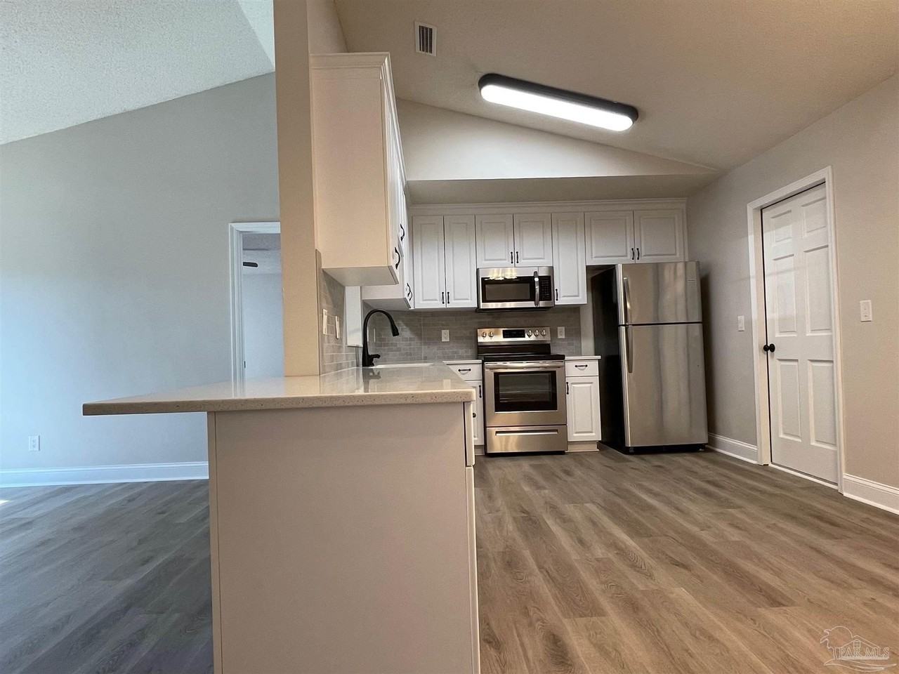 1033 Waterford Ln - Photo 6 of 15