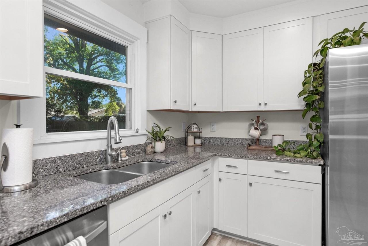 1800 Foulis Dr - Photo 7 of 36