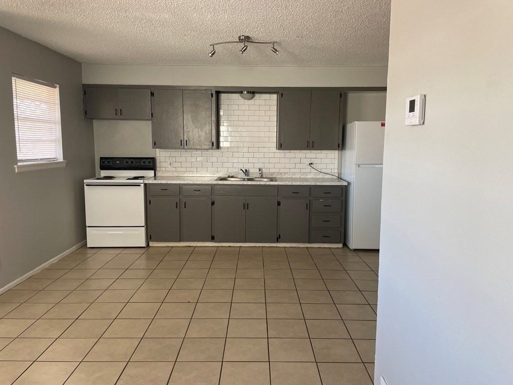 701 Kent St - Photo 3 of 6