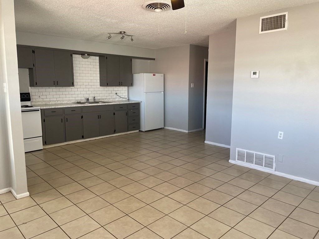 701 Kent St - Photo 4 of 6