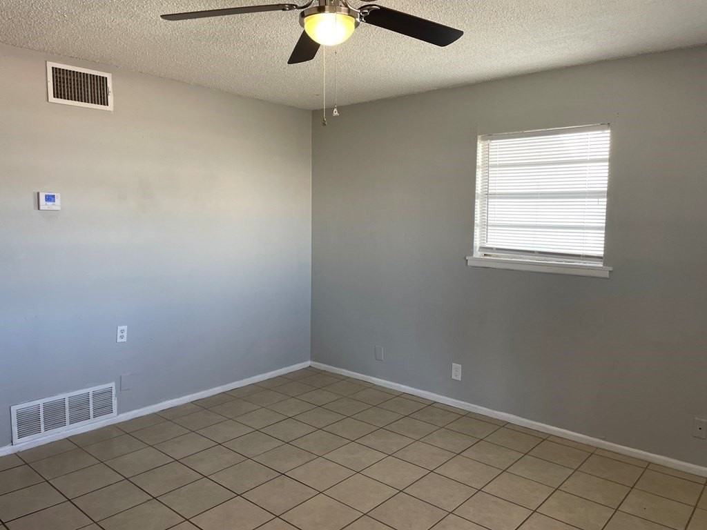 701 Kent St - Photo 5 of 6