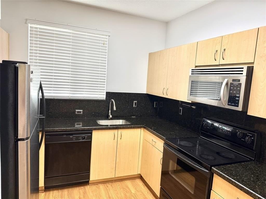 4854 Nw 58th Mnr - Photo 7 of 33