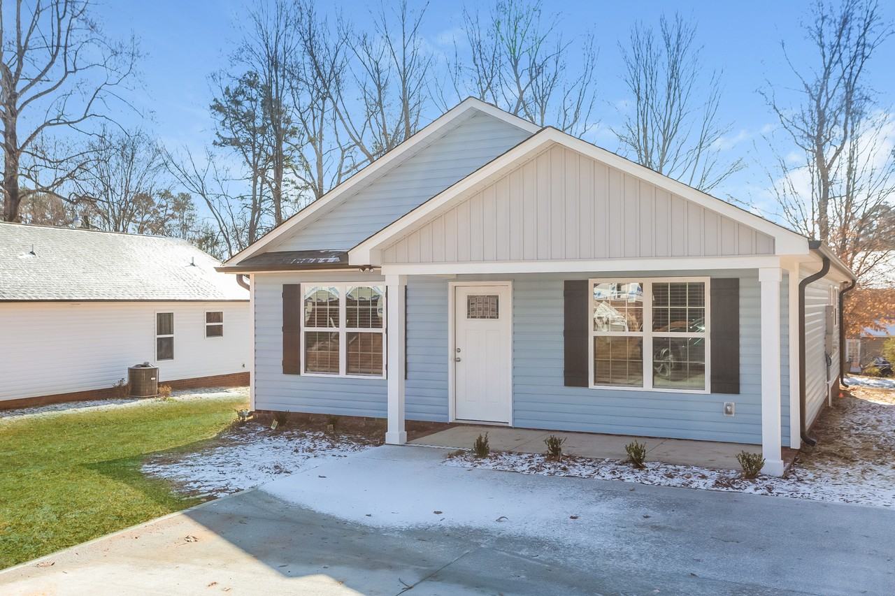 1110 Roberts St - Photo 4 of 16