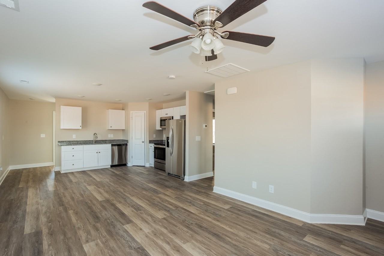 1110 Roberts St - Photo 5 of 16