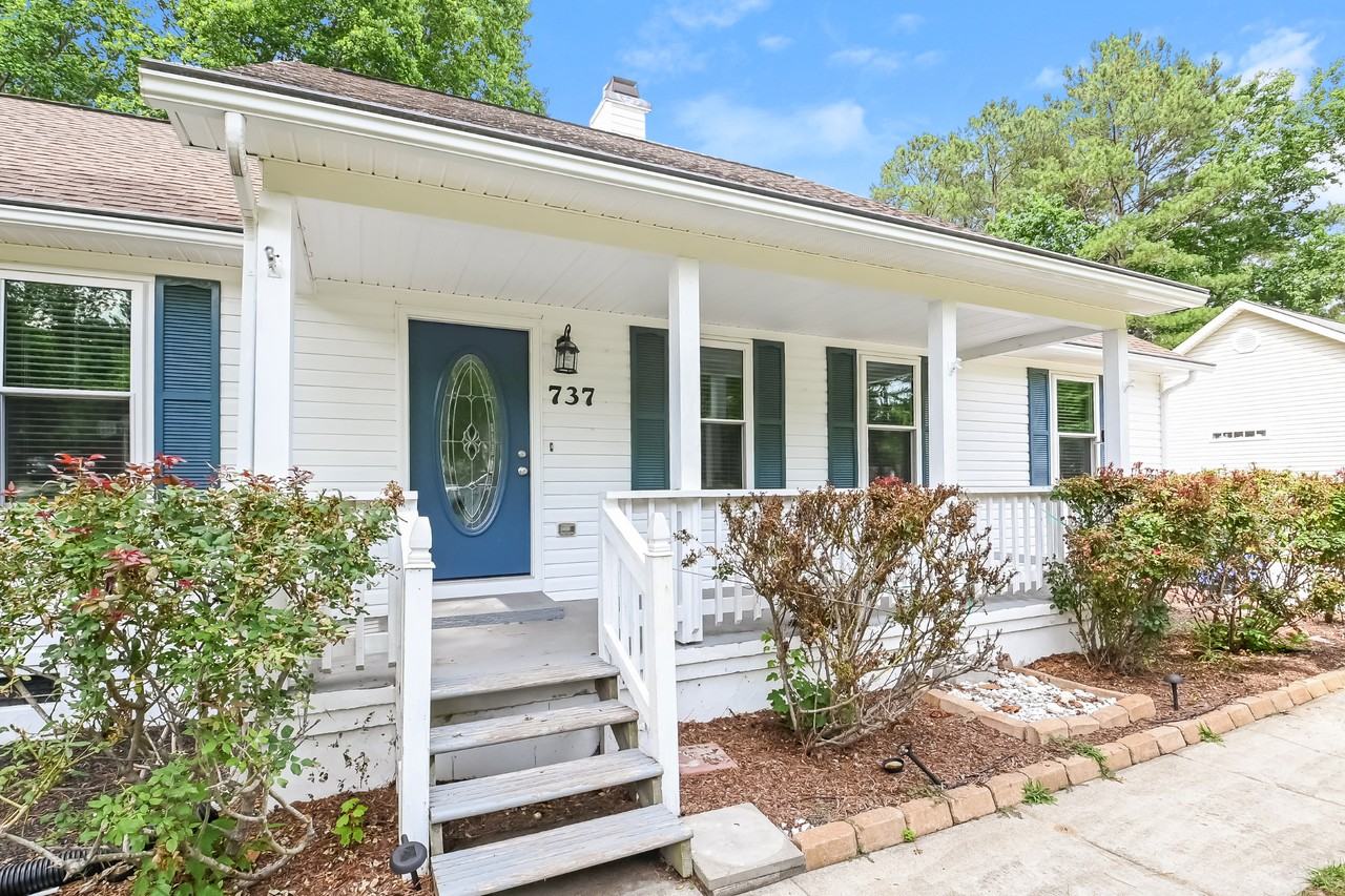 737 E Maple Ln - Photo 3 of 16