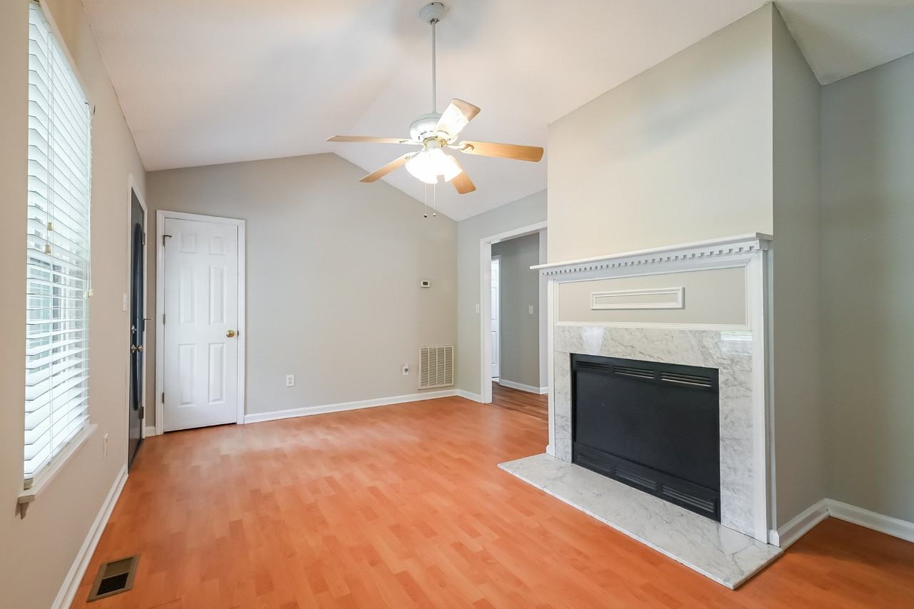 737 E Maple Ln - Photo 4 of 16