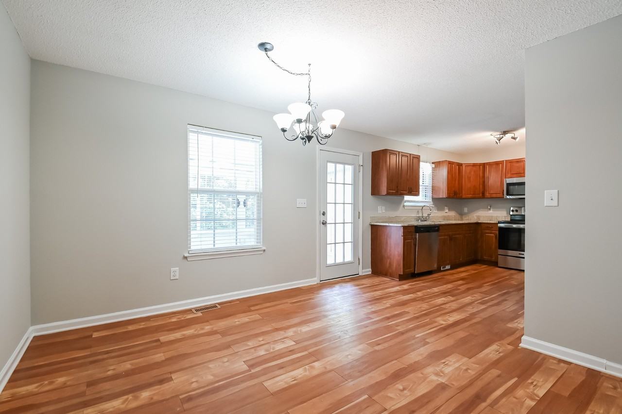 737 E Maple Ln - Photo 5 of 16