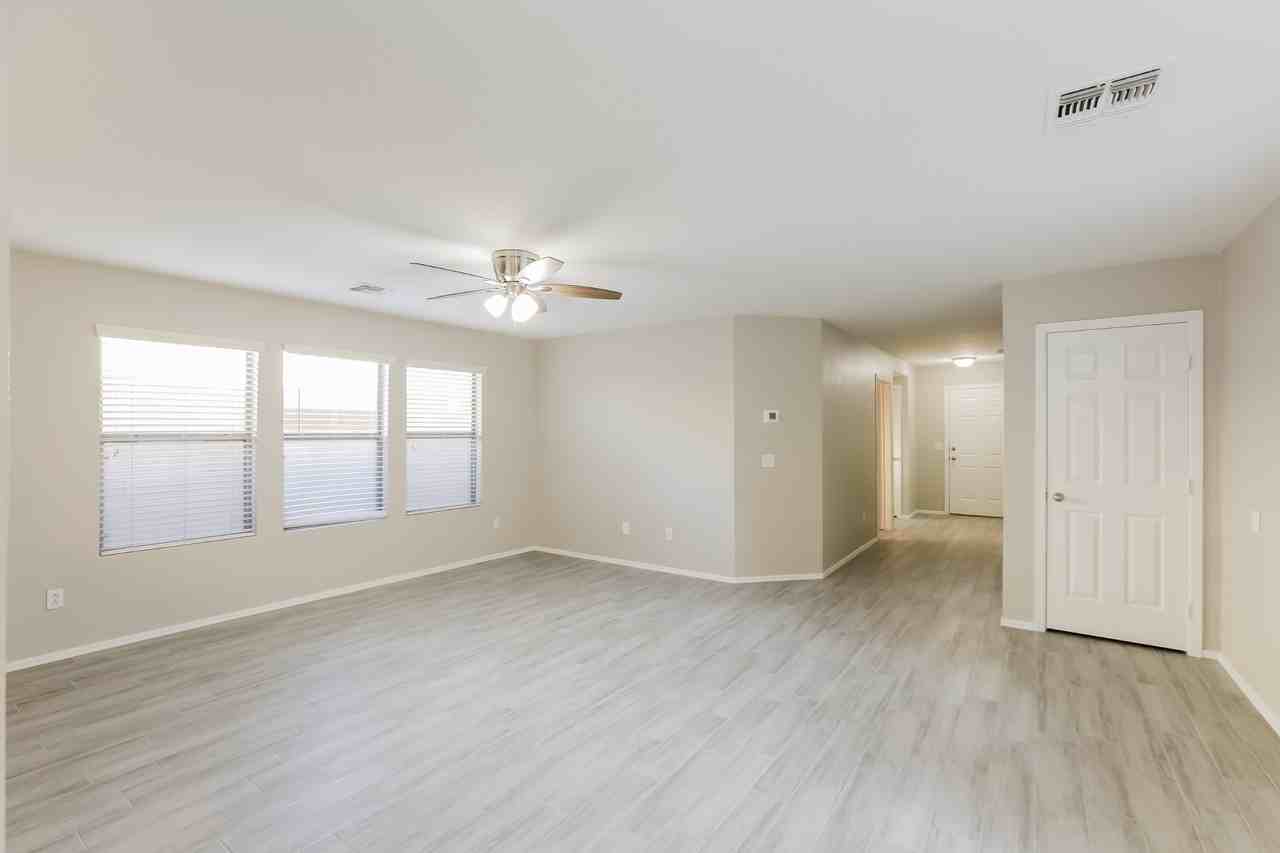 11219 W Garfield St - Photo 3 of 16