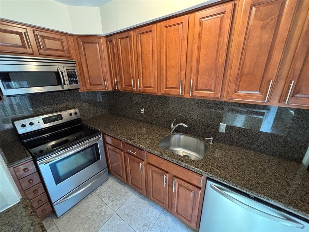 741 Ne 17th Ter - Photo 3 of 27