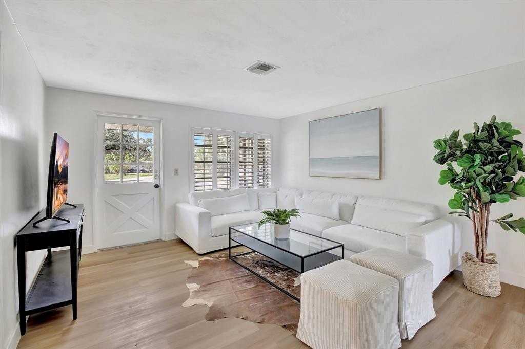 3019 N 57th Dr - Photo 4 of 36