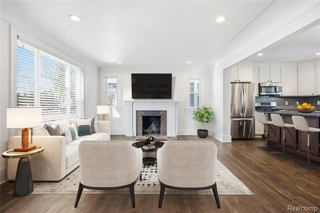 827 Longfellow Ave - Photo 3 of 27