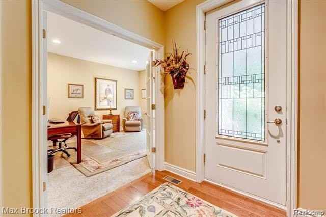 1050 Oakwood Dr - Photo 5 of 39