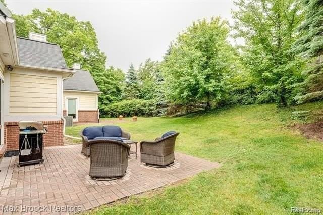 1050 Oakwood Dr - Photo 7 of 39