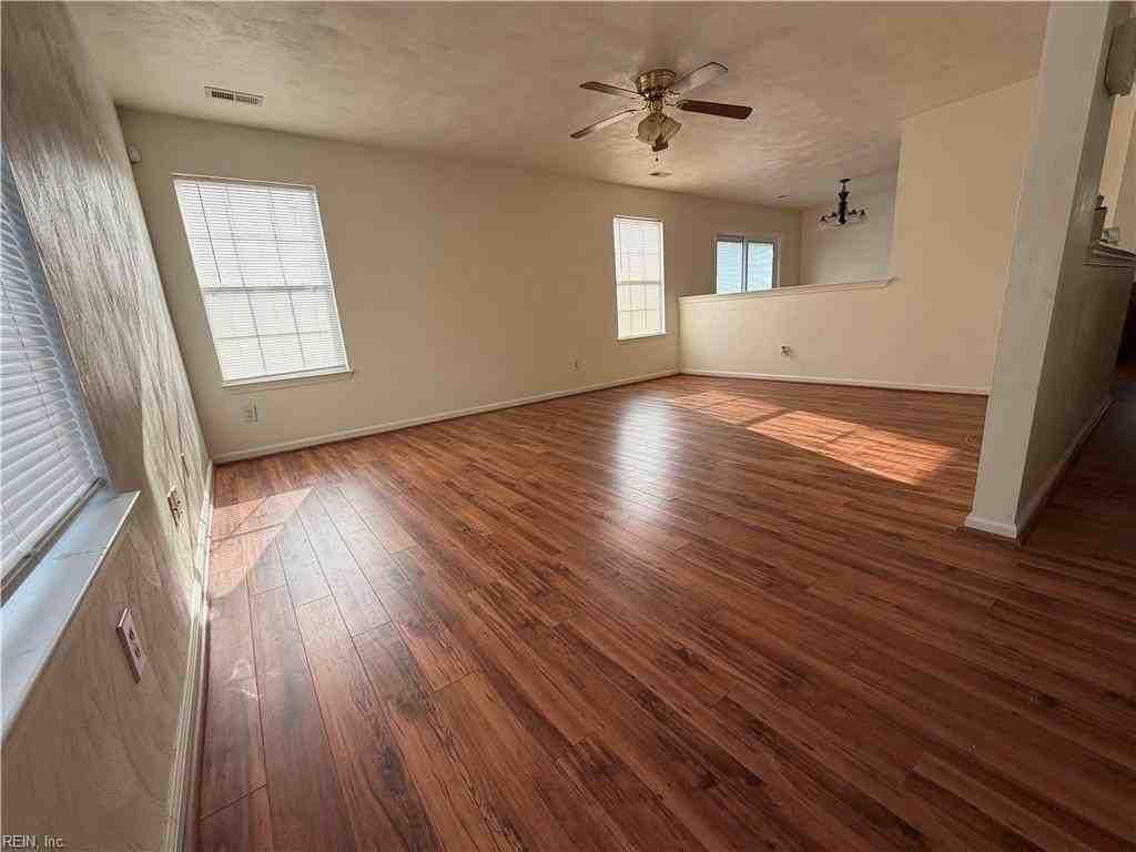 307 Greenfield Cres - Photo 3 of 17