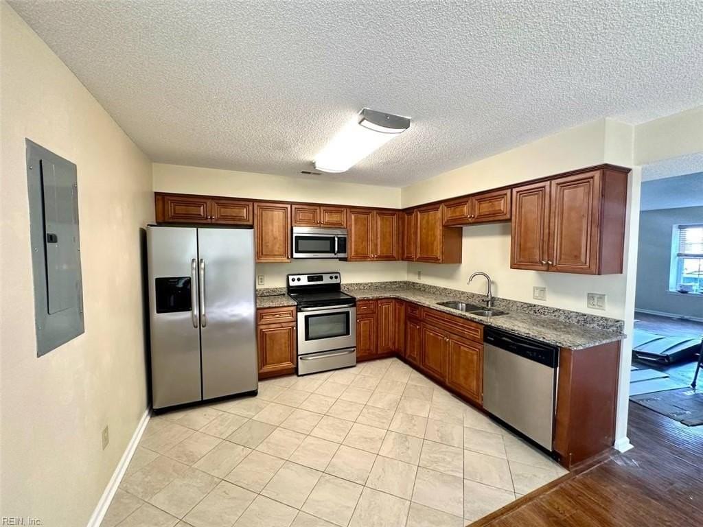 3931 Roebling Ln - Photo 4 of 25