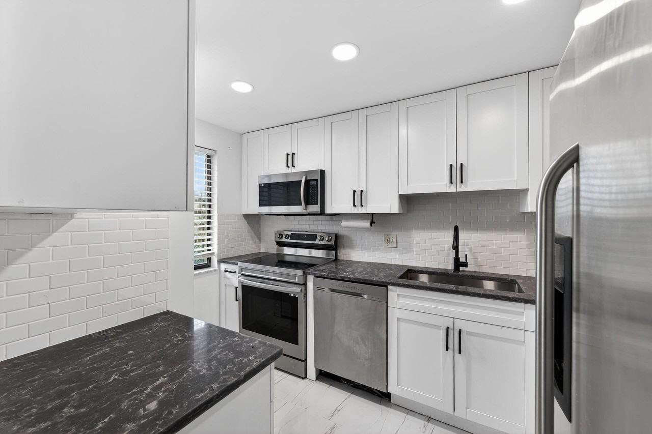 2828 Tennis Club Dr #403 - Photo 4 of 12