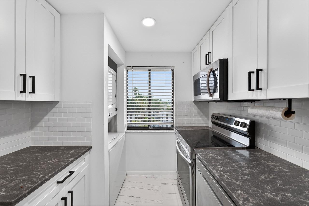 2828 Tennis Club Dr #403 - Photo 5 of 12