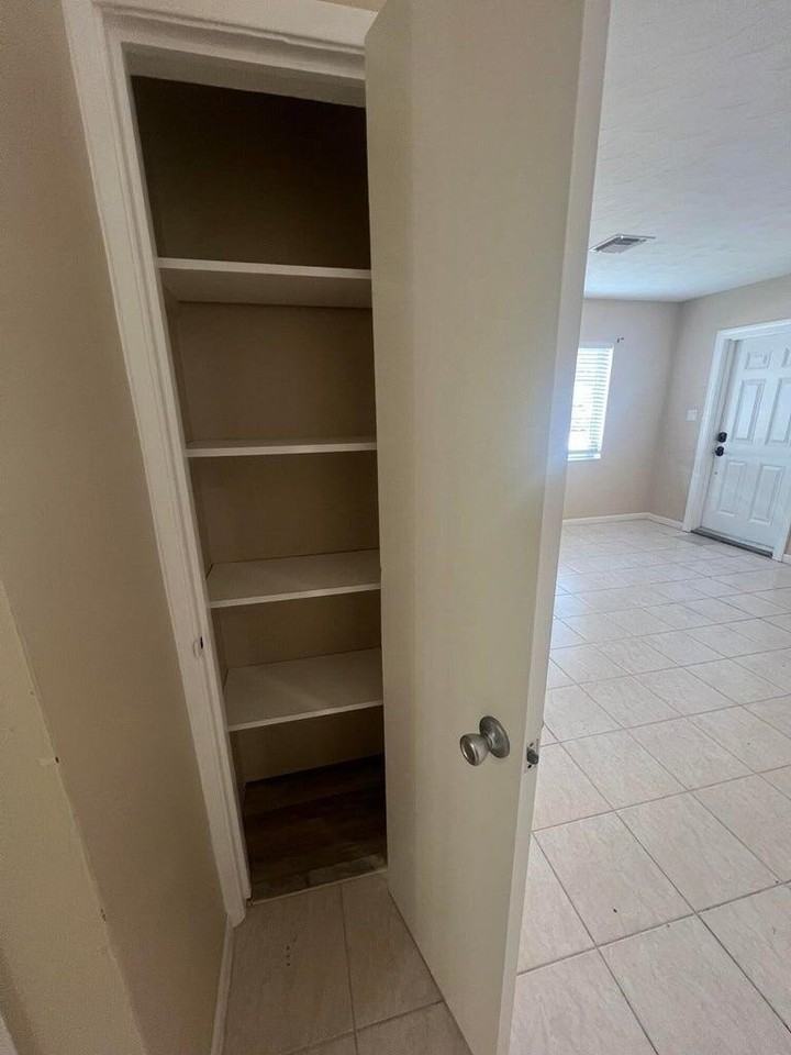 1037 N Victoria Park Rd #1 - Photo 5 of 34