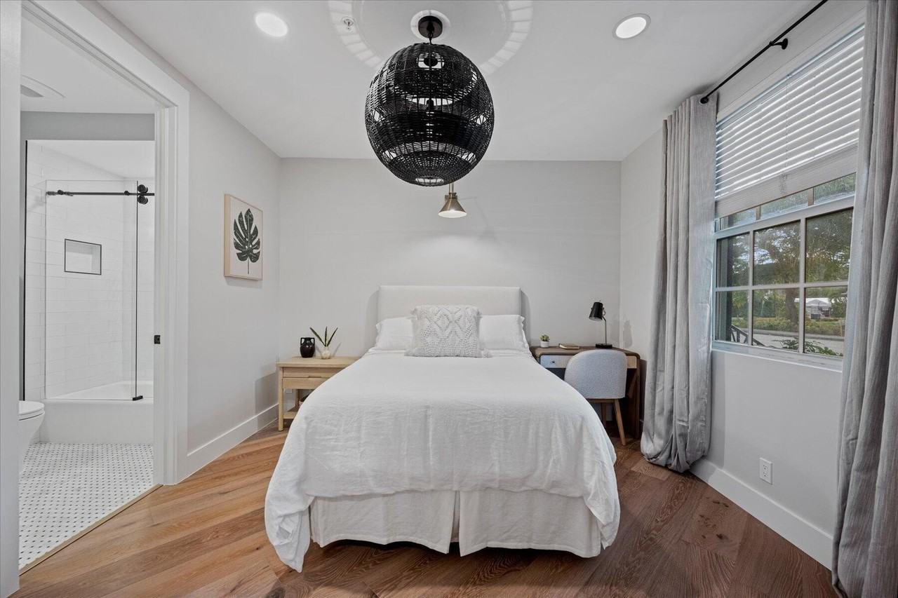 376 W Mallory Cir - Photo 3 of 25