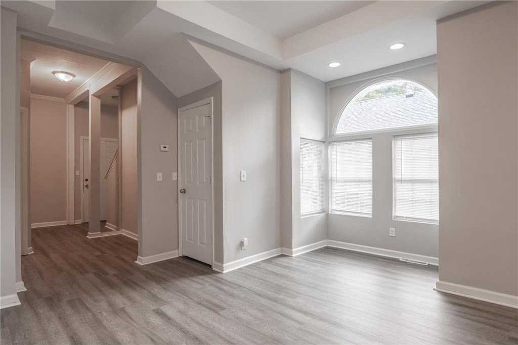 1125 Margaret St - Photo 2 of 26