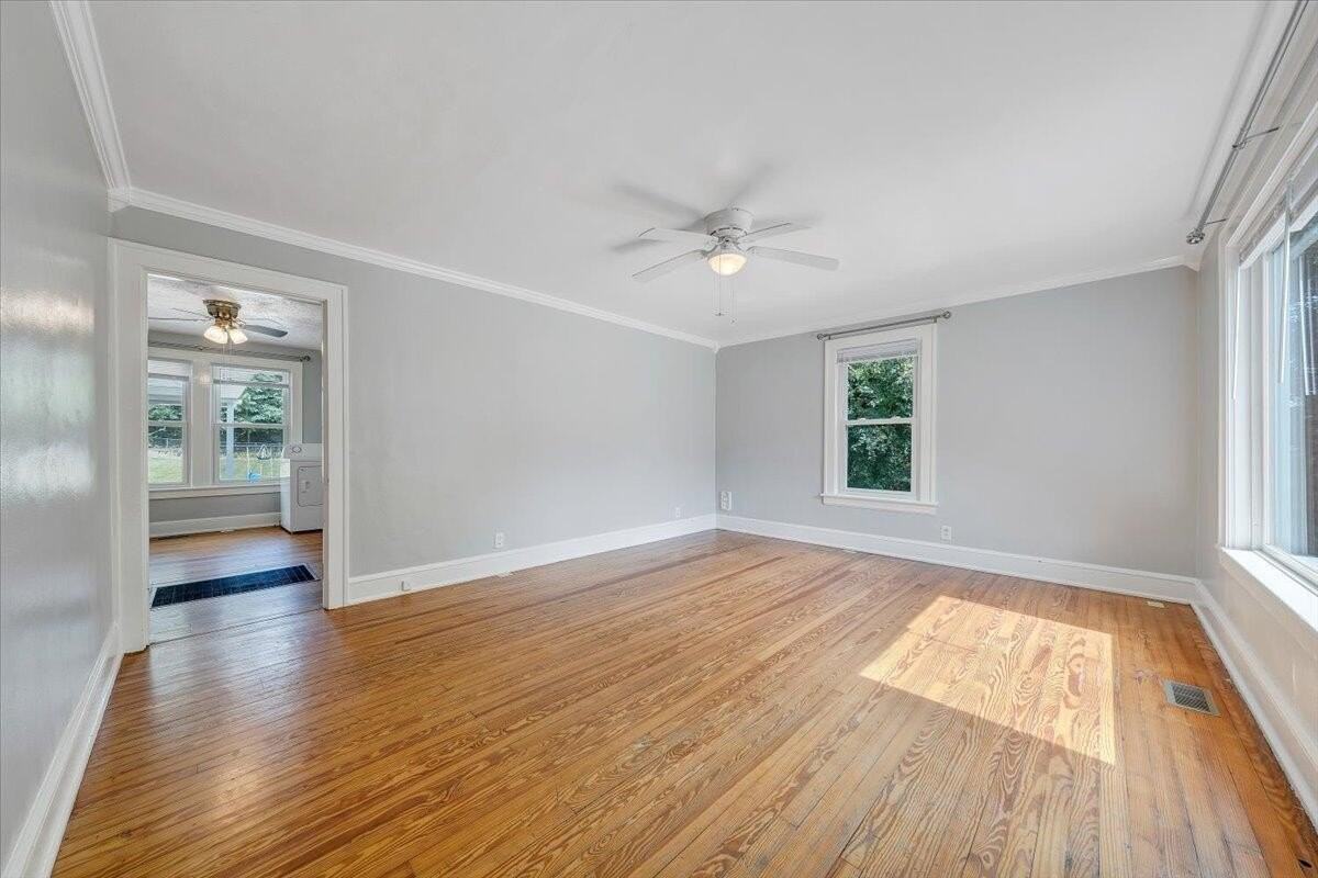 812 Mississippi Ave Ne - Photo 2 of 35