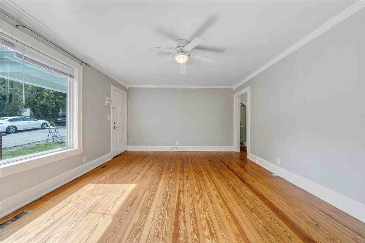 812 Mississippi Ave Ne - Photo 5 of 35