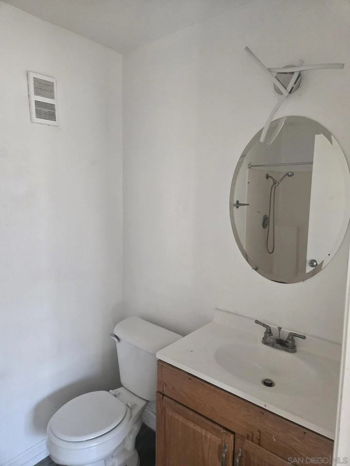 241 50th St - Photo 5 of 8