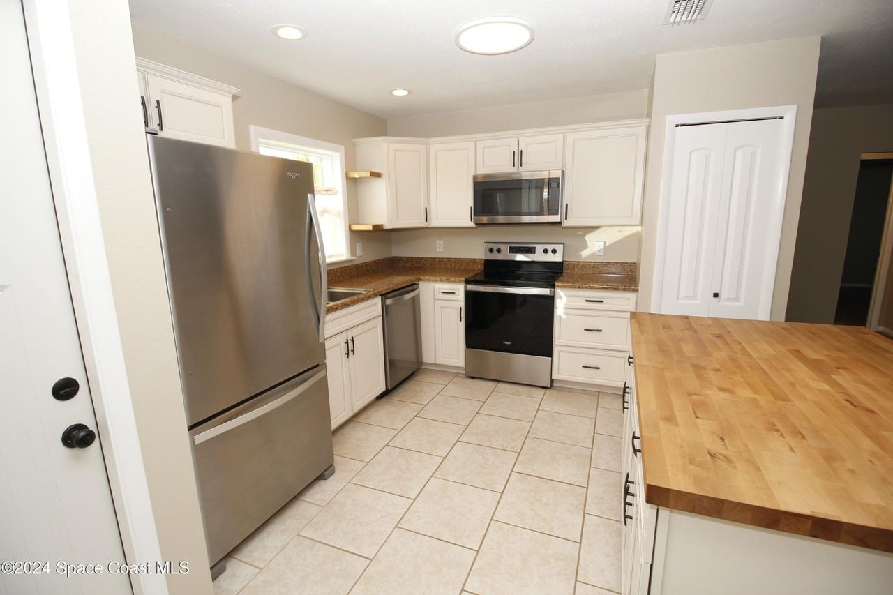 473 Lisa Rd Ne - Photo 3 of 14