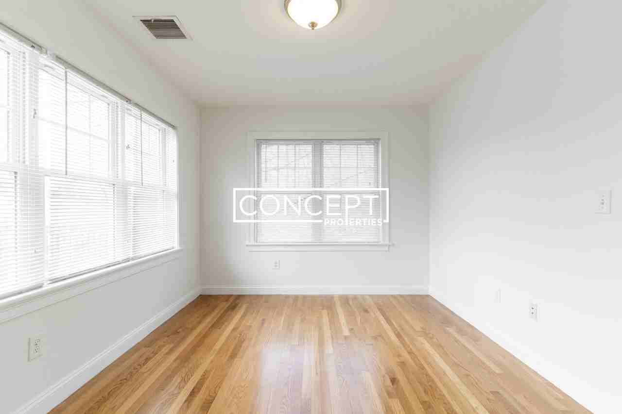 65 Circuit St - Photo 4 of 16