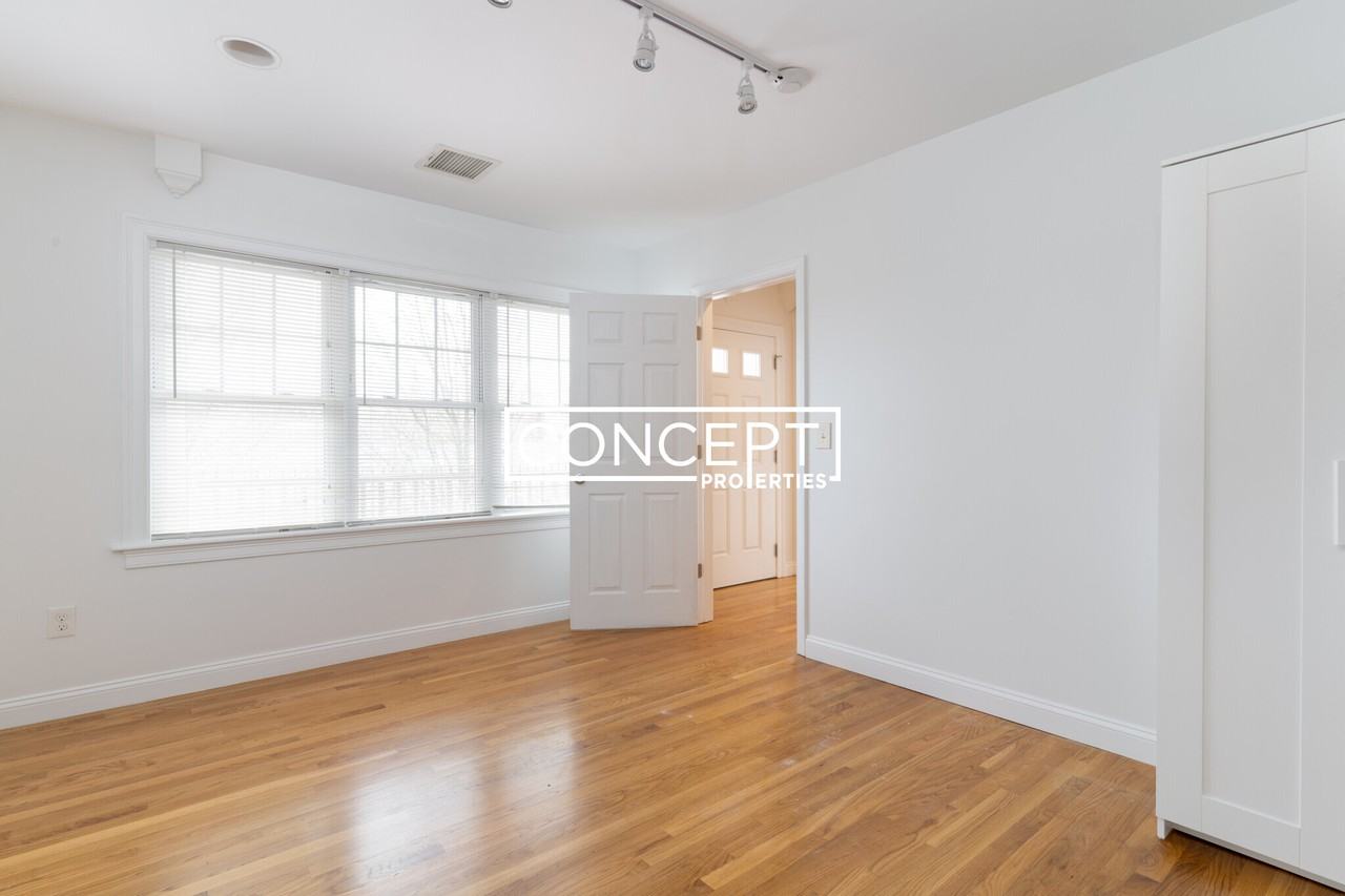 65 Circuit St - Photo 7 of 16