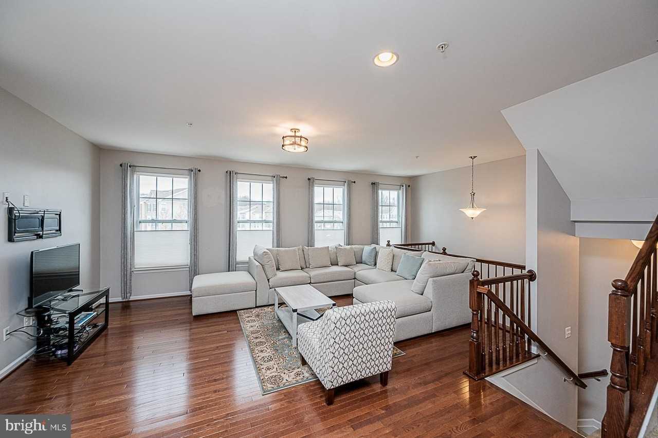 6748 Green Mill Way - Photo 5 of 32