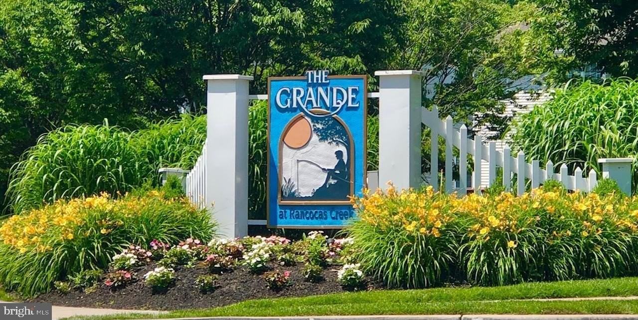 349 Huntington Dr - Photo 3 of 37