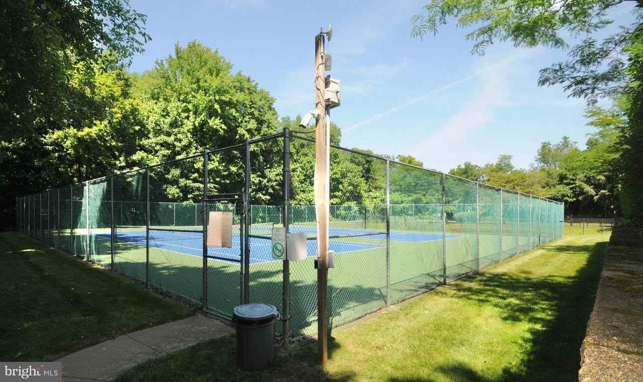 349 Huntington Dr - Photo 4 of 37