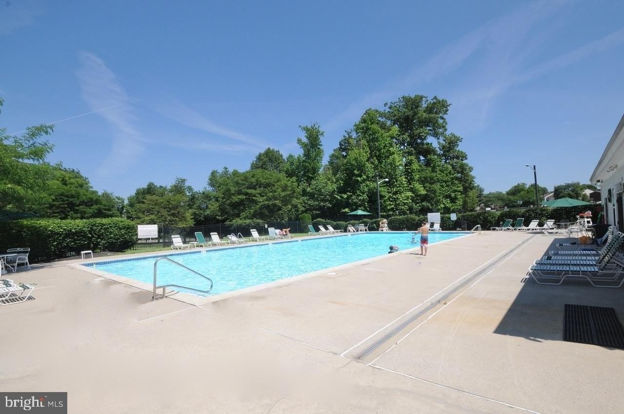 349 Huntington Dr - Photo 5 of 37