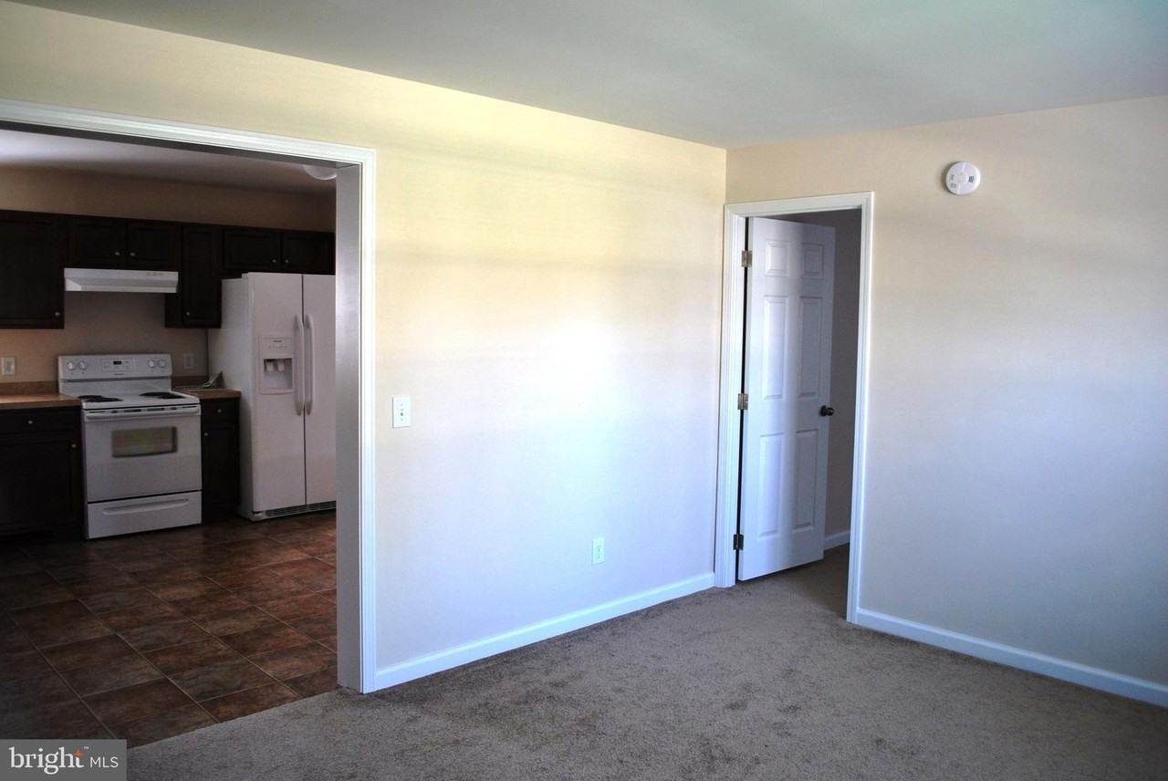 306 Oakwood Ave - Photo 5 of 10