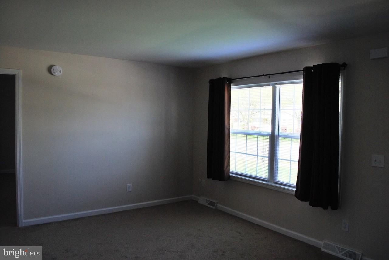 306 Oakwood Ave - Photo 7 of 10