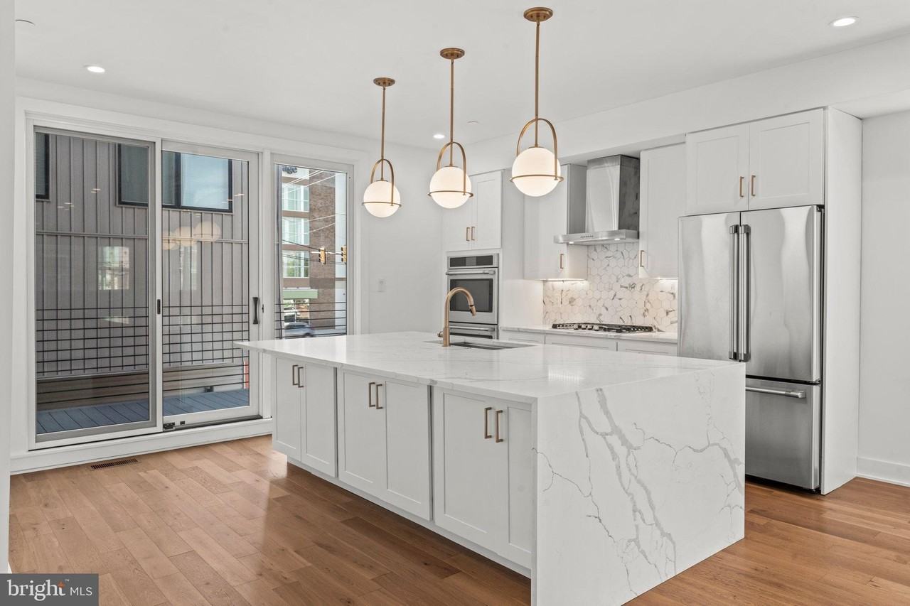 2240 League St - Photo 5 of 43