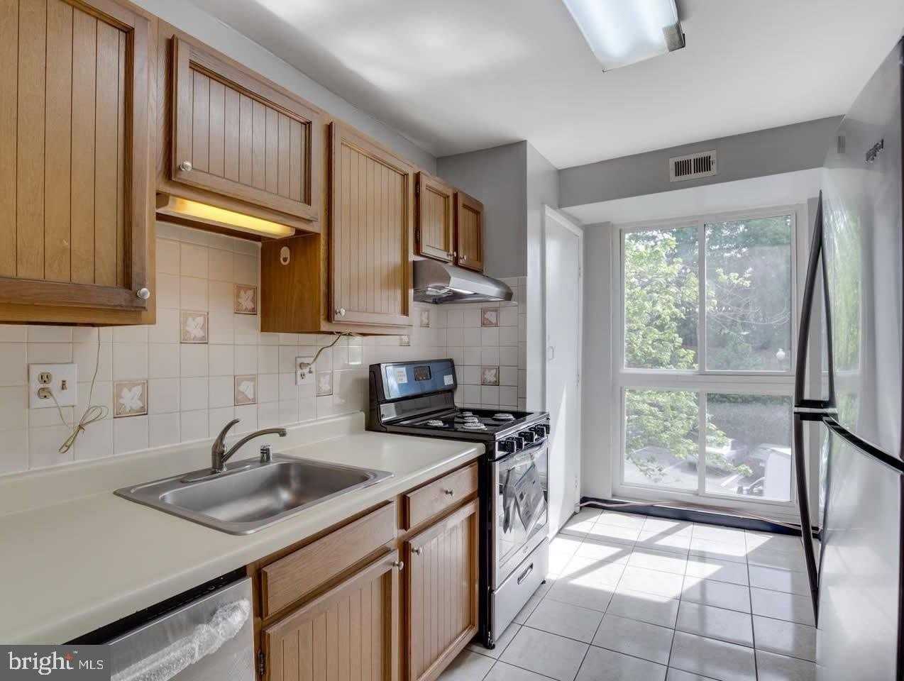 5614 Bloomfield Dr Apt 204 #204 - Photo 2 of 25