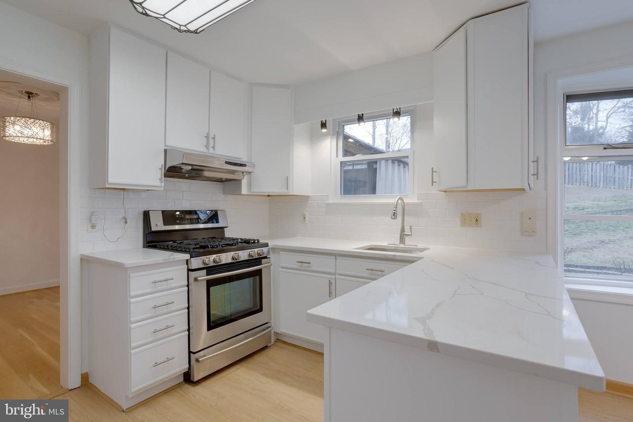 8122 Truro Ct - Photo 3 of 34