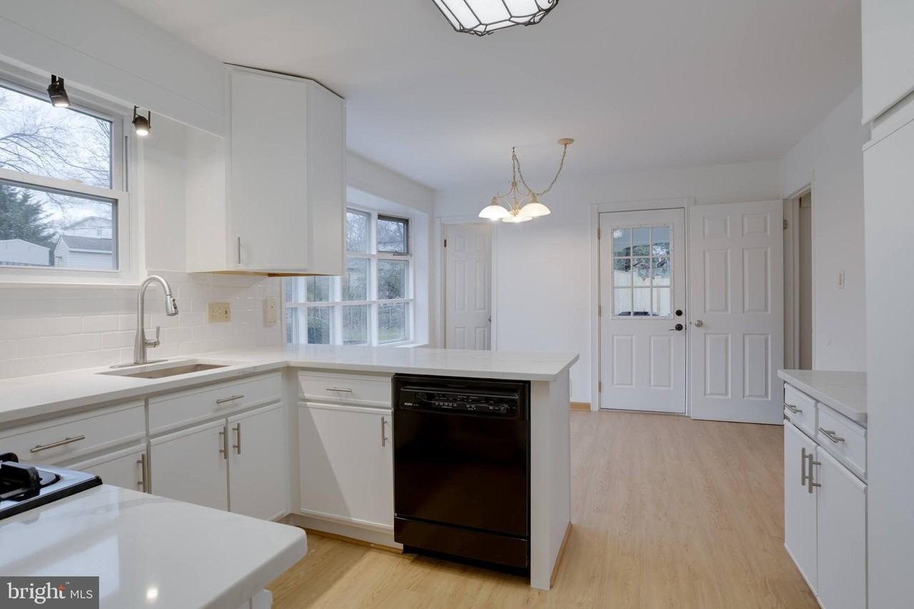 8122 Truro Ct - Photo 4 of 34