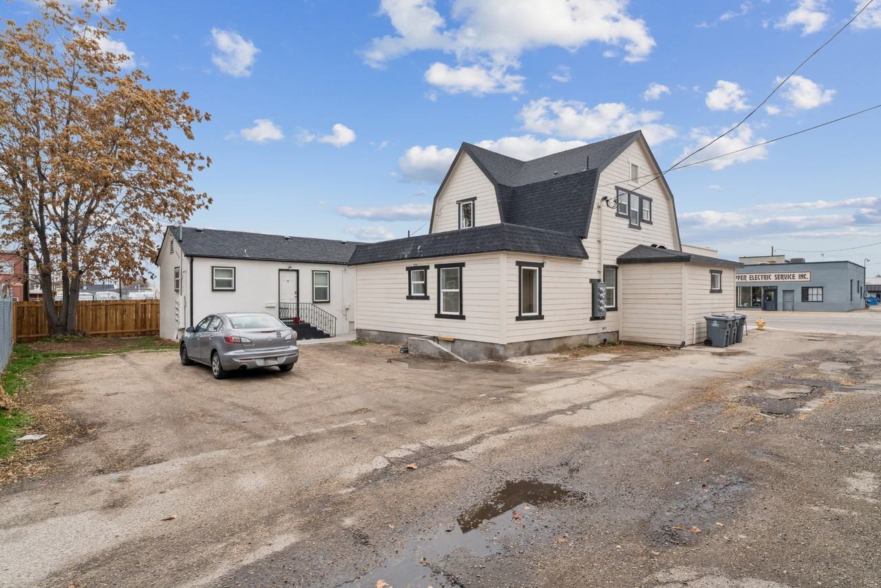 907 2nd St S #2 - Photo 4 of 15