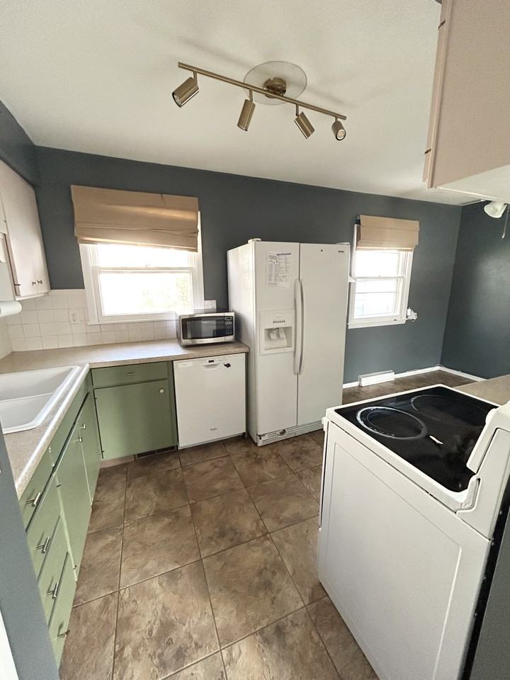 908 Hillside Dr - Photo 5 of 11