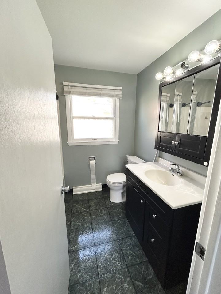 908 Hillside Dr - Photo 6 of 11