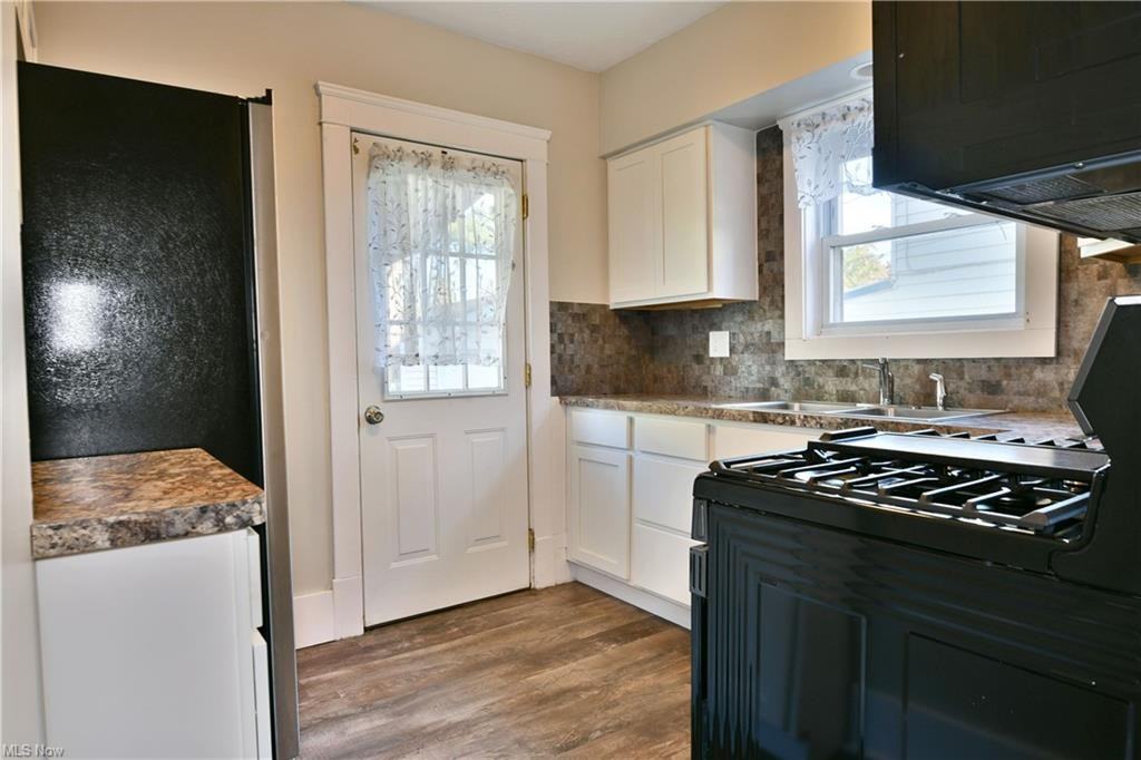 781 Oak Knoll Ave Se - Photo 3 of 19