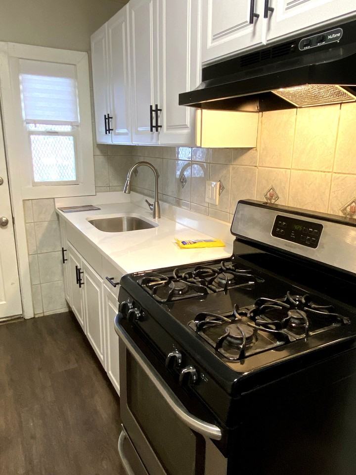 3912 8th St - Photo 4 of 9