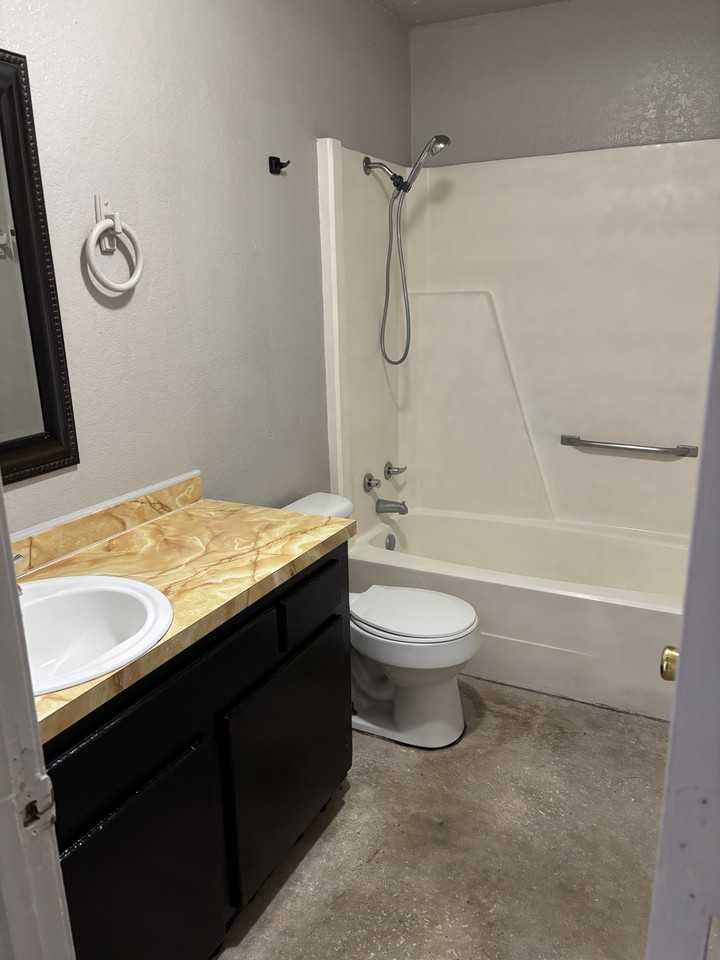 806 N 5th St #11 - Photo 2 of 11