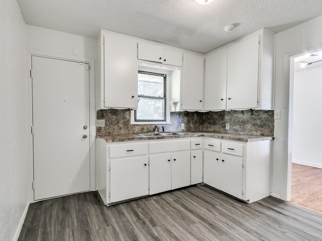 2921 Ne 17th Ave - Photo 3 of 34