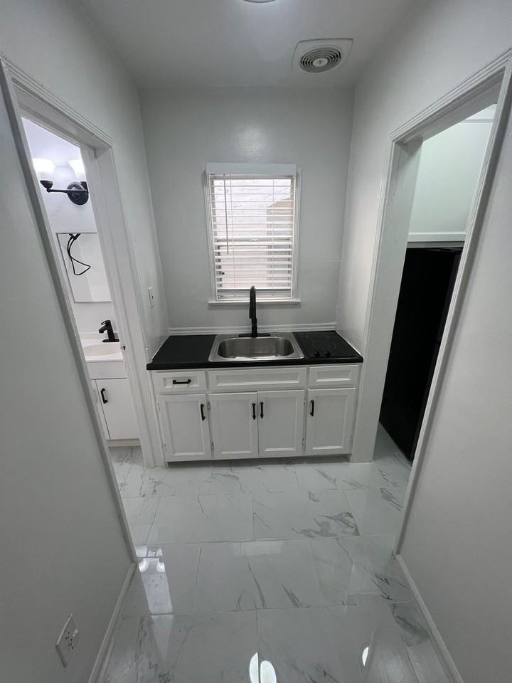 Blake Manor - Photo 4 of 22