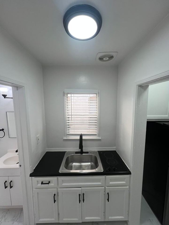 Blake Manor - Photo 5 of 22